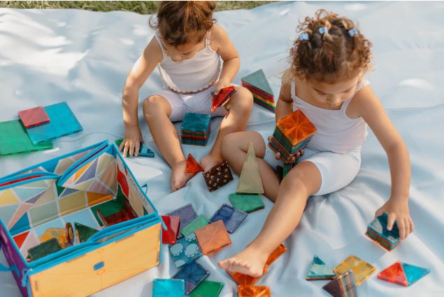 Magna Tiles Storage Bin & Interactive Play Mat Construction
