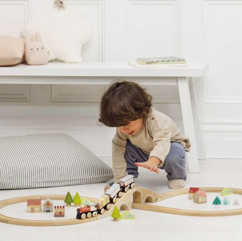 Le Toy Van Figure of Eight Train Set 49pc