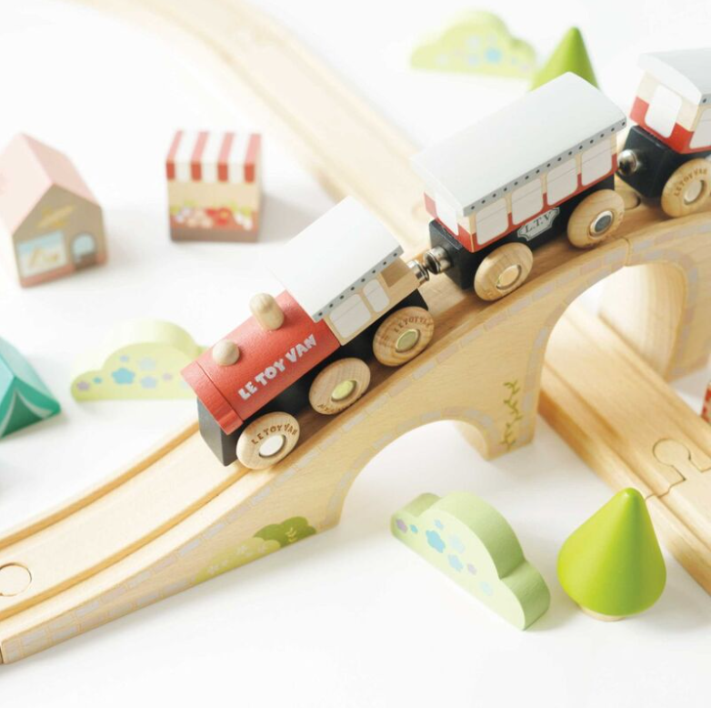 Le Toy Van Figure of Eight Train Set 49pc